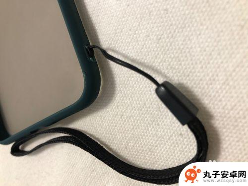 iphone x怎么挂手机挂饰 手机挂件怎么挂好看