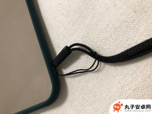 iphone x怎么挂手机挂饰 手机挂件怎么挂好看