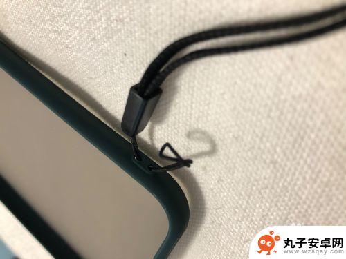 iphone x怎么挂手机挂饰 手机挂件怎么挂好看