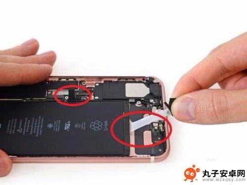 如何拆装苹果手机电板 苹果iphone7plus拆机换电池步骤