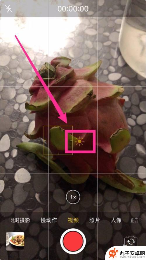 手机视频怎么设置曝光率 iPhone苹果手机如何锁定自动对焦或曝光拍视频